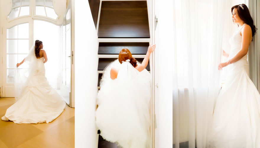 Das erste Bild zeigt eine Braut, welche vor einer sonnigen Tür steht und Ihr Kleid präsentiert. Das zweite Bild zeigt eine Braut, wie sie gerade die Treppe hochkommt. Das letzte Bild zeigt eine Braut, wie sie gerade durch die Gardinen ins Freie blickt.