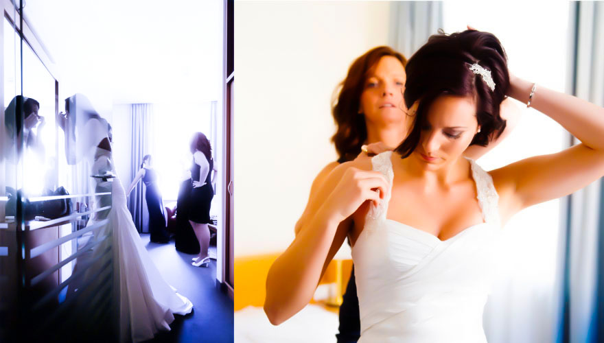 Eine Serie von zwei Bildern. Eine Braut steht vor dem Spiegel und kontroliert Ihr Makeup, im Hintergrund erkennt man Freundinen beim Gespärch. Beim zweiten Bild schliesst die Brautmutter ihrer Tochter das Brautkleid am Rücken, während die Braut ihre Ha
