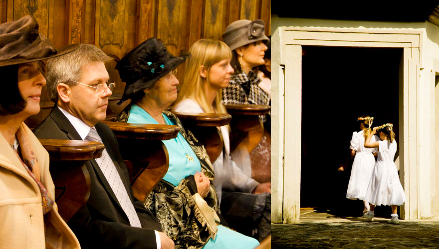 Eine Serie von zwei Fotos. Das erste Bild zeigt Hochzeitsgäste auf den Kirchenbänken. Drei Damen tragen einen Hut, dazwischen sitzt ein Herr mit Brille und ohne Kopfbedeckung. Das zweite Bild zeigt zwei Mädchen mit Blumenkränzen am Kopf welche gereade