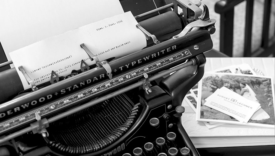 Alte Schreibmaschine mit Brief an den Hochzeitsfotografen August Lechner